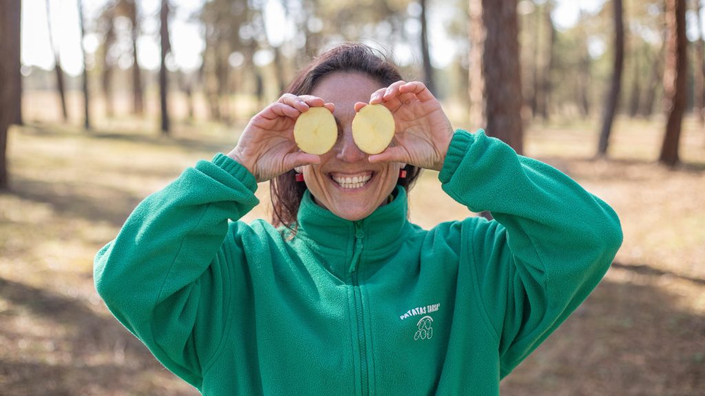 Mujer agricultora trabajando en la cosecha de patatas en Pinarnegrillo, Segovia
