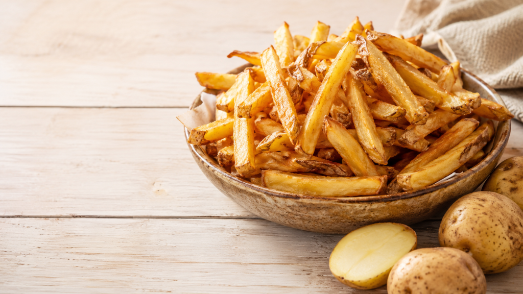 Patatas doradas cocinadas de tres formas: en freidora de aire, al horno y frita en aceite.